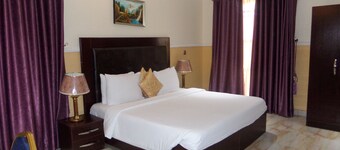 B's Hive Hotel & Suites