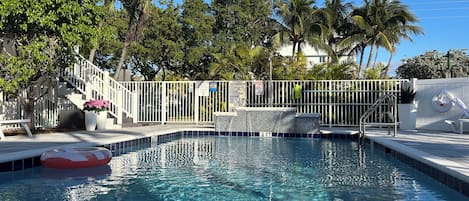 2 outdoor pools, pool loungers