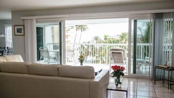 Superior Penthouse, Partial Ocean View, Sea Facing (no elevator access) | Salle de séjour | Télévision à écran plat de 42 pouces avec chaßnes par cùble, télévision