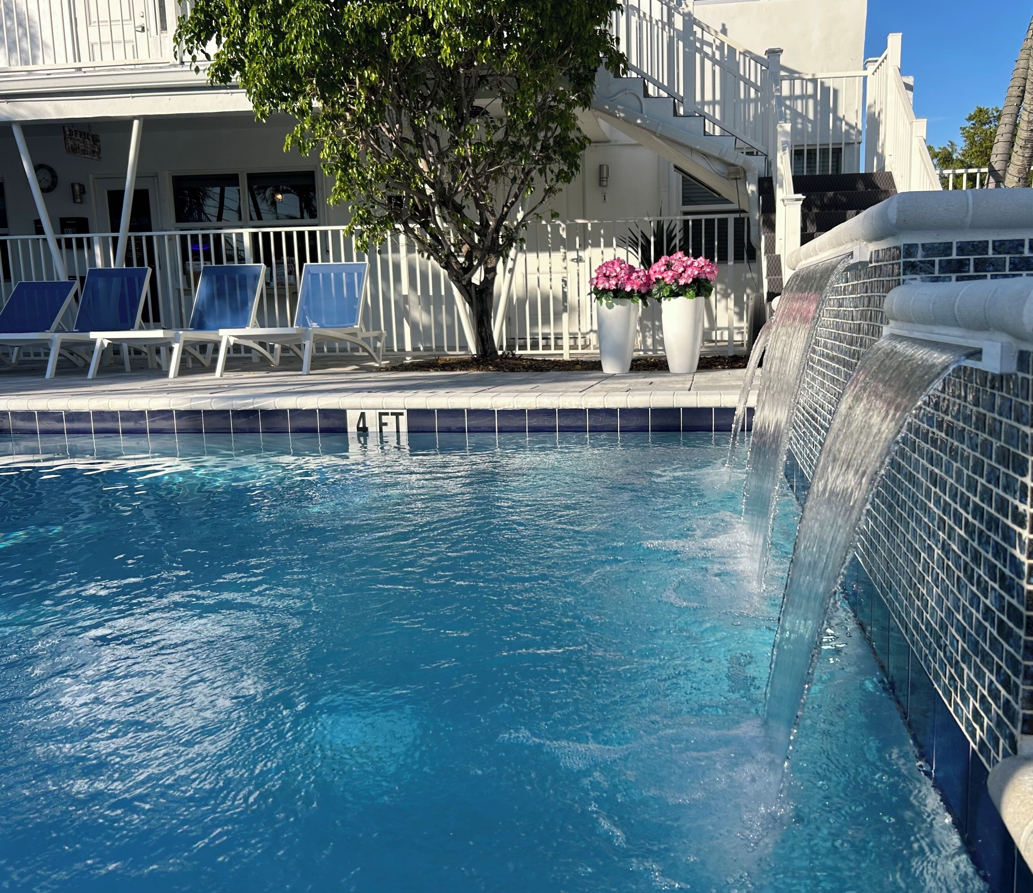 2 outdoor pools, pool loungers