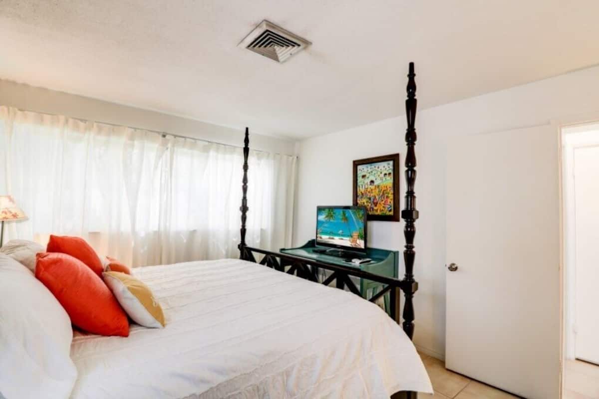 1 habitación, cubrecamas y caja de seguridad en la habitación