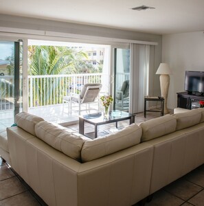 Superior Penthouse, Partial Ocean View, Sea Facing (no elevator access) | Oppholdsrom | En 42-tommers Flatskjerm-TV med kabel-kanaler samt TV