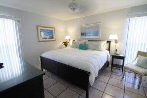 ألحفة محشوة بالريش وخزنة داخل الغرفة وتجهيزات عازلة للصوت ومكواة/لوح كي