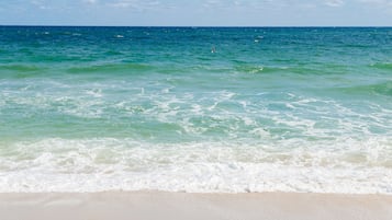 In Strandnähe, Liegestühle, Sonnenschirme, Strandtücher