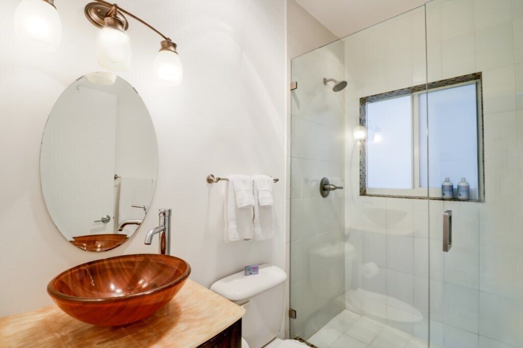 deluxe studio suite, 1 queen bed, poolside | bathroom | shower, rainfall showerhead, free toiletries, hair dryer