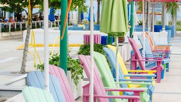 2 piscines extérieures, chaises longues