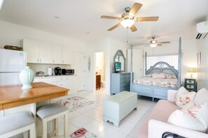 Suite monolocale Deluxe, 1 letto queen, lato piscina | Copriletto in piuma, una cassaforte in camera, insonorizzazione