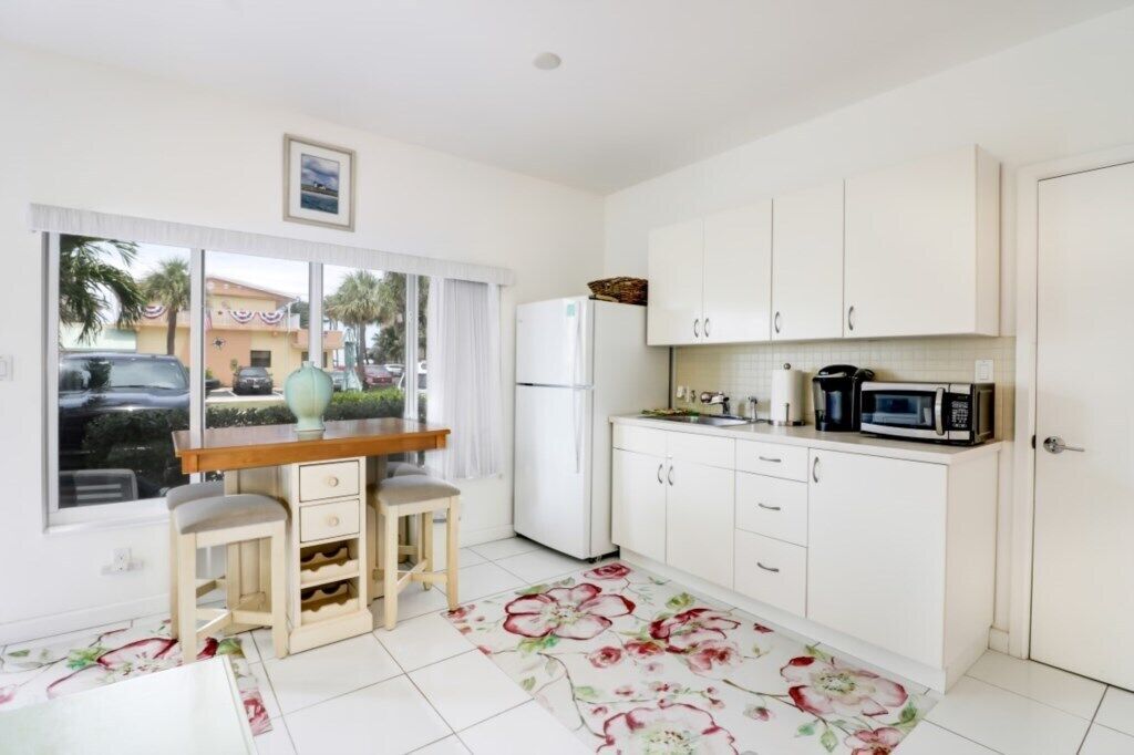 deluxe studio suite, 1 queen bed, poolside | private kitchen | full-sized fridge, microwave, coffee/tea maker, electric kettle