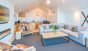 Flat-screen TV, fireplace, heated floors