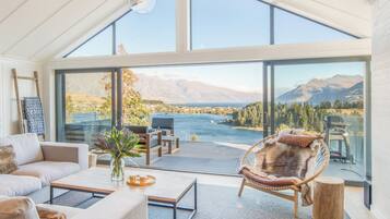 Flat-screen TV, fireplace, heated floors