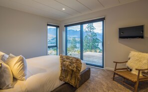 4 bedrooms, premium bedding, iron/ironing board, free WiFi