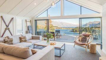 Flat-screen TV, fireplace, heated floors