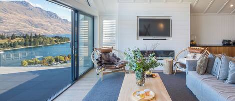 Villa Luxe, 4 chambres, vue lac | Coin séjour | Télévision à écran plat, cheminée, lecteur de DVD