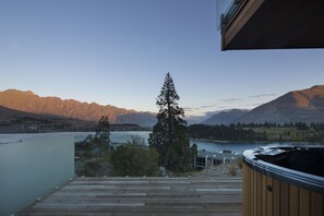 Luxury 4 Bedroom Villa | Outdoor spa tub - Kahurangi (Queenstown)