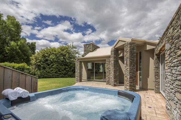 مغطس سبا خارجي