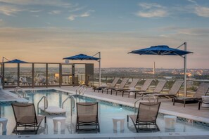Outdoor pool - BridgeStreet at The Bartlett (Arlington)