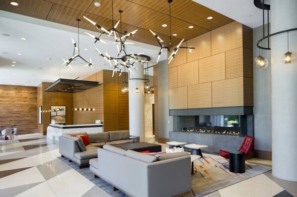 Lobby sitting area - BridgeStreet at The Bartlett (Arlington)