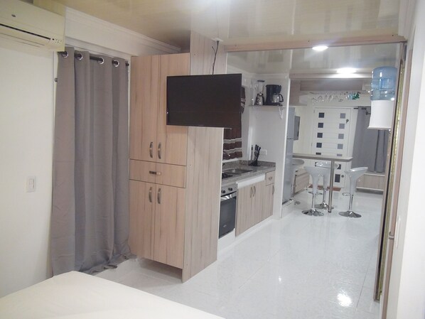 Standard Studio, 2 Bedrooms, Hot Tub | 2 bedrooms, minibar, in-room safe, iron/ironing board