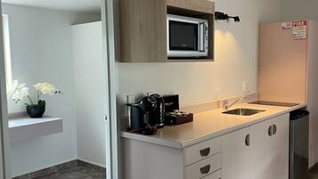 Appartement, 2 chambres | Cuisine privée | Réfrigérateur, micro-ondes, cafetiÚre/bouilloire, bouilloire électrique