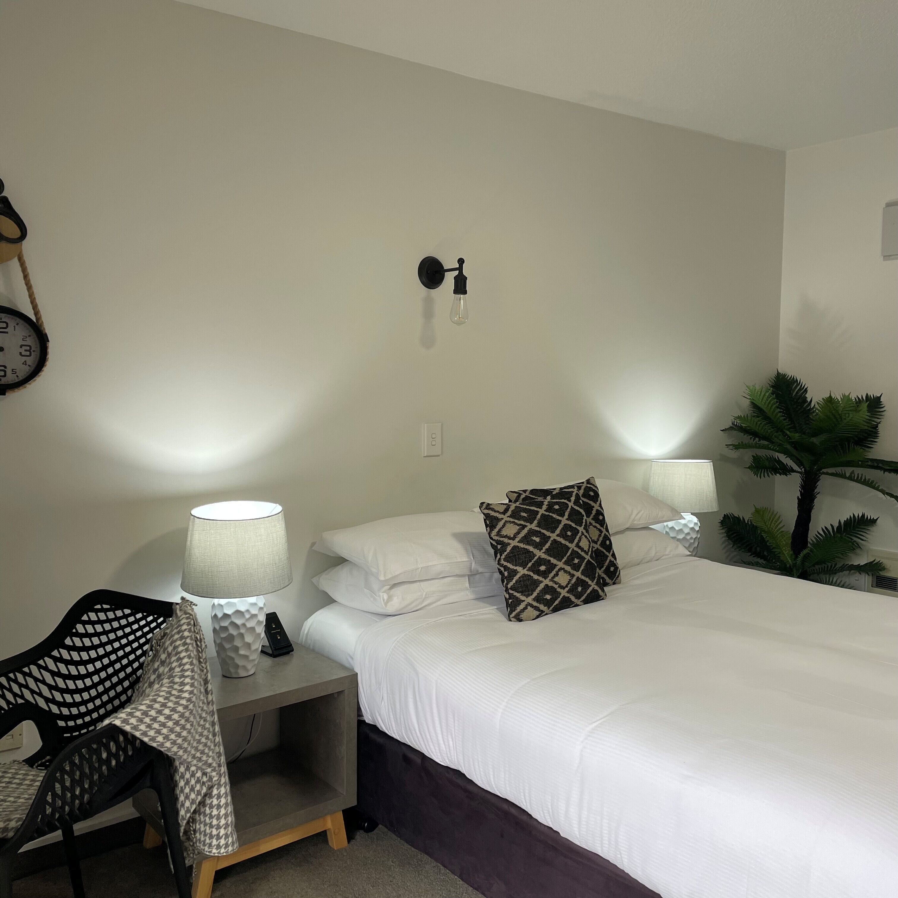 Cortinas blackout, wifi gratis, decoración personalizada y ropa de cama 