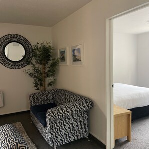 Apartamento, 2 habitaciones | Zona de estar | Una televisión de pantalla plana