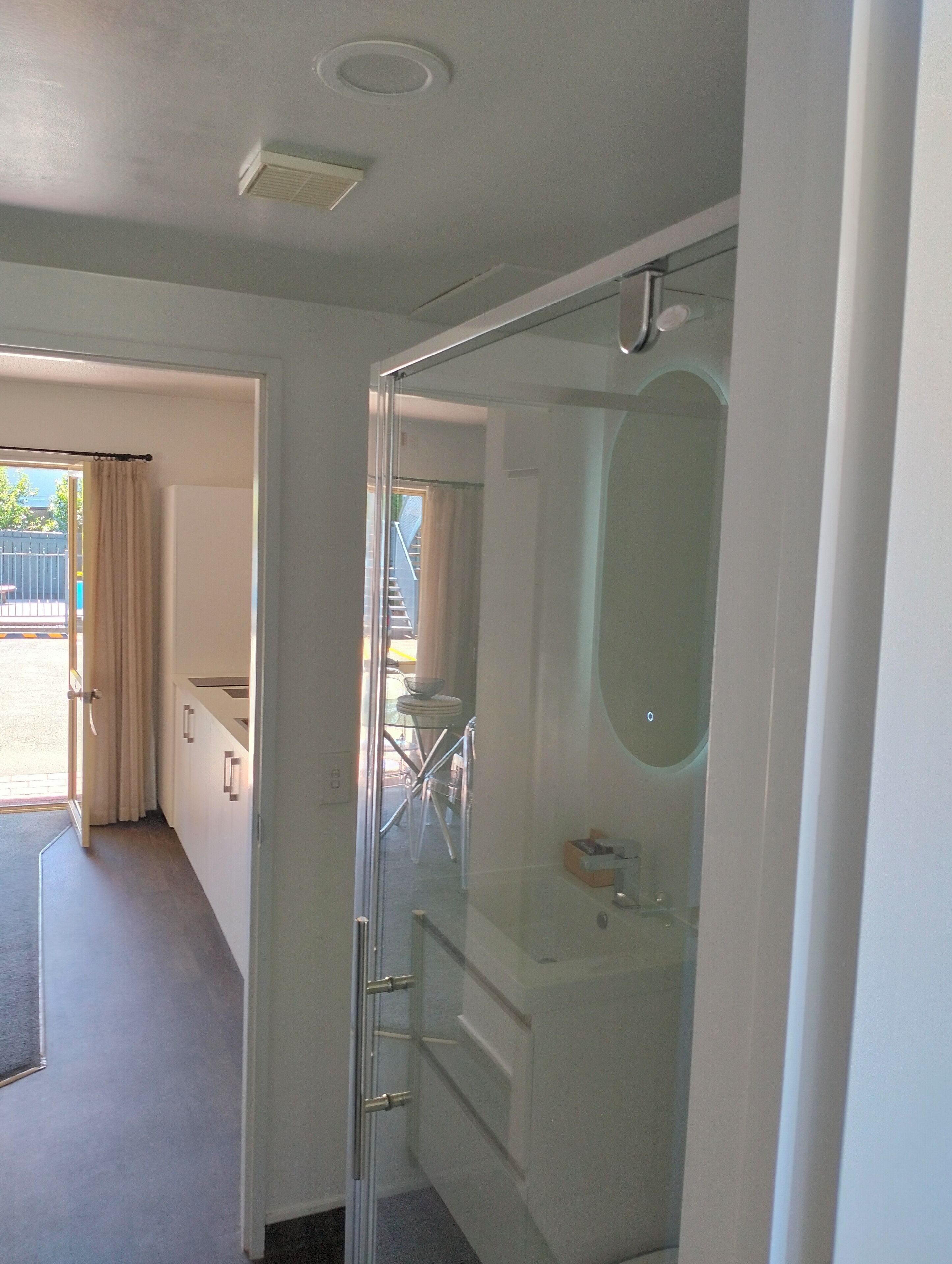 بديكورات فريدة لكل غرفة وستائر تعتيم وواي فاي مجانًا وملاءات أسرّة