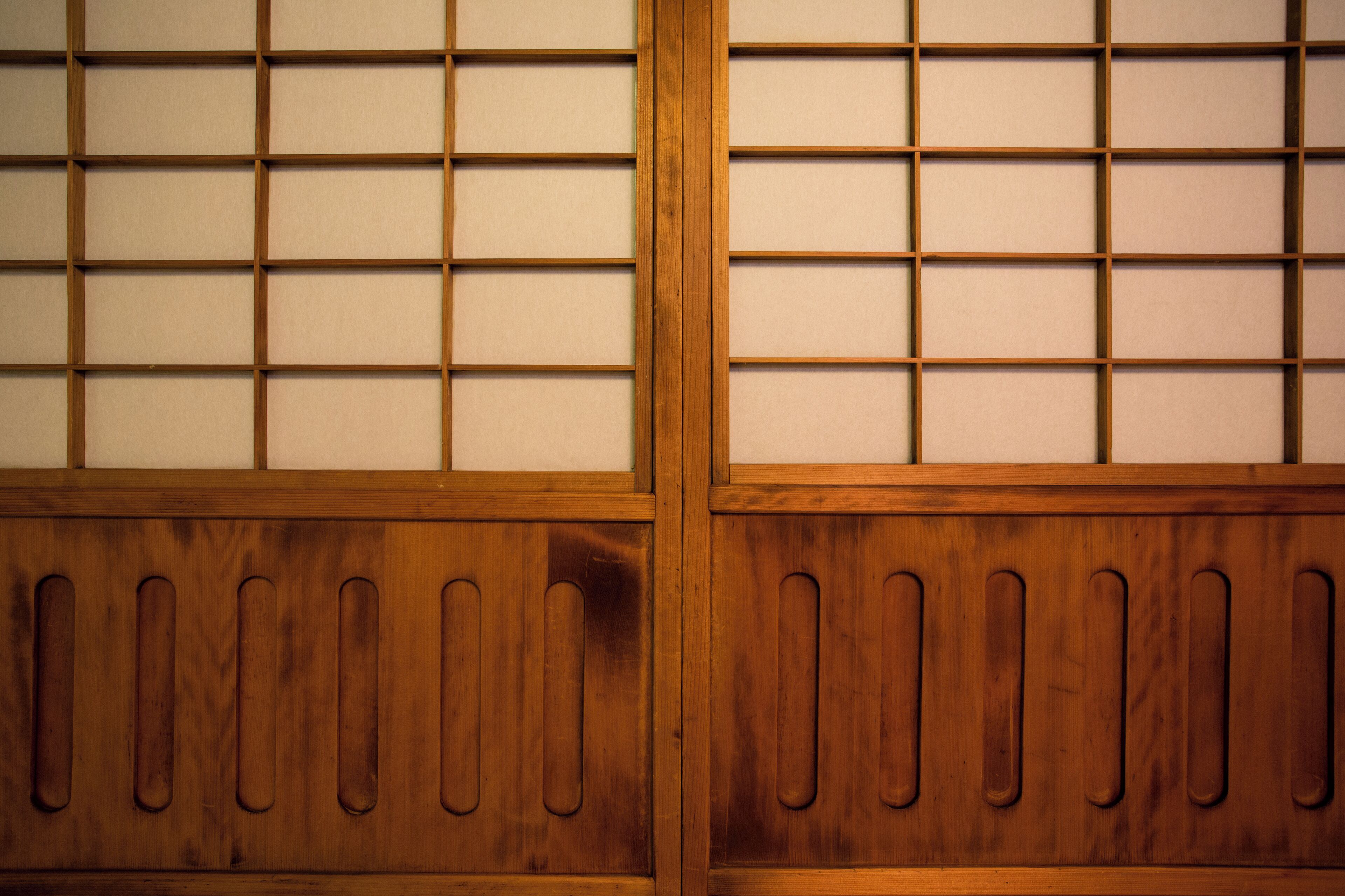 Um quarto japonês tradicional, com portas deslizantes e painéis de madeira.