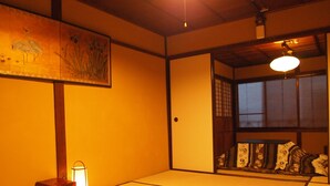 A traditional Japanese room with tatami flooring, a shoji screen, and a hanging lantern. - Korakuan (Kyoto)