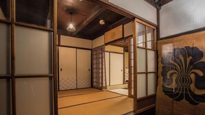 A traditional Japanese room with tatami flooring, sliding doors, and a decorative screen. - Korakuan (Kyoto)