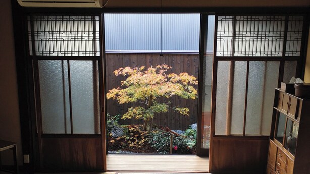 A traditional Japanese room with tatami flooring, a low table, and shoji screens. - Korakuan (Kyoto)