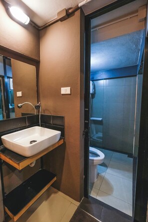 Casa de ciudad estándar | Baño | Regadera, amenidades de baño gratuitas, toallas 