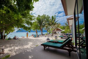 Beachfront Villa Indoor Shower  | Vista do quarto