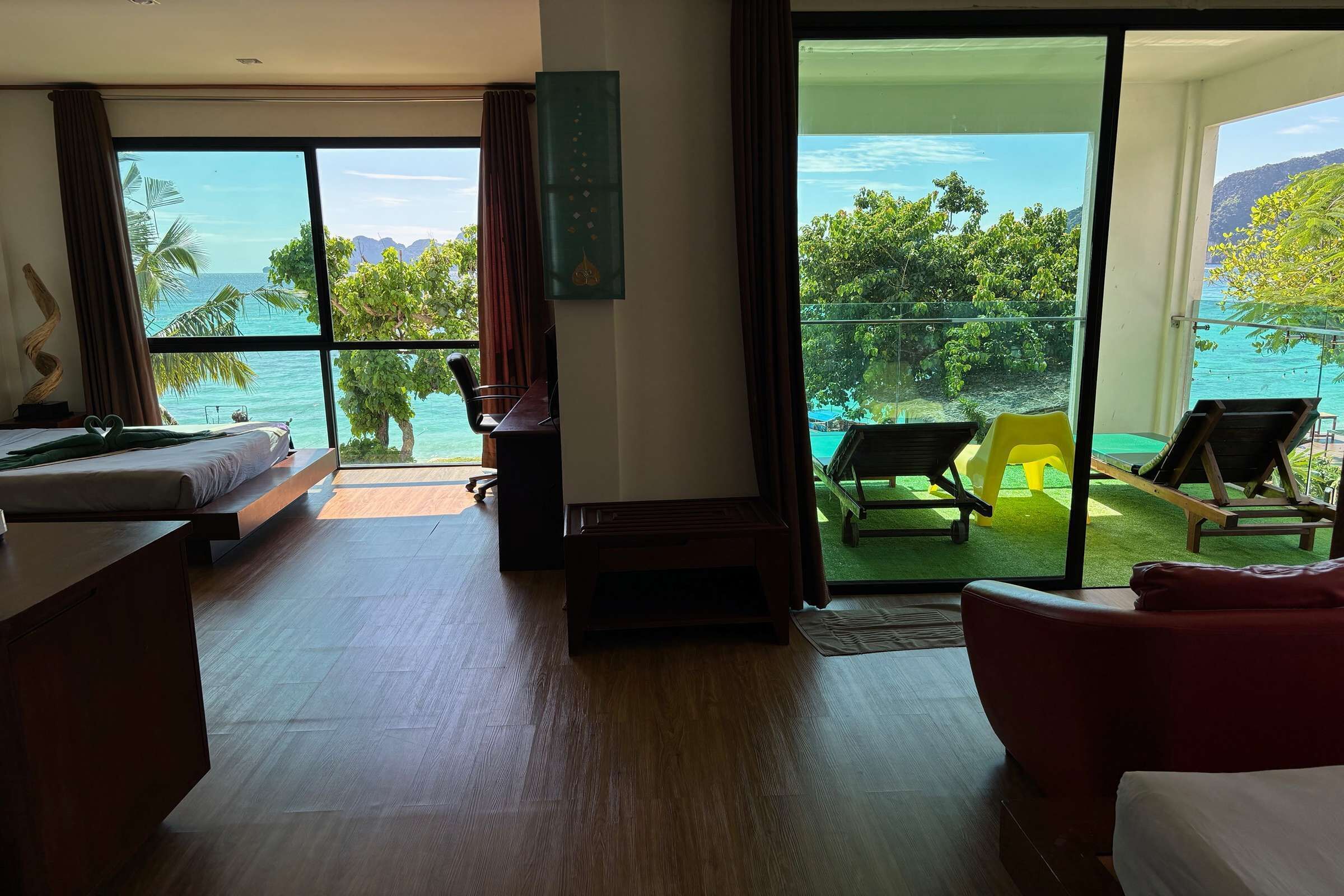 family room | in-room safe, desk, free wifi