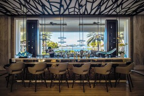 2 bars/lounges, cocktail bar, cocktail bar