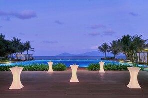 Outdoor pool, open 6:00 AM to 7:00 PM, pool umbrellas, sun loungers - Renaissance Danang Hoi An Resort & Spa (Da Nang)