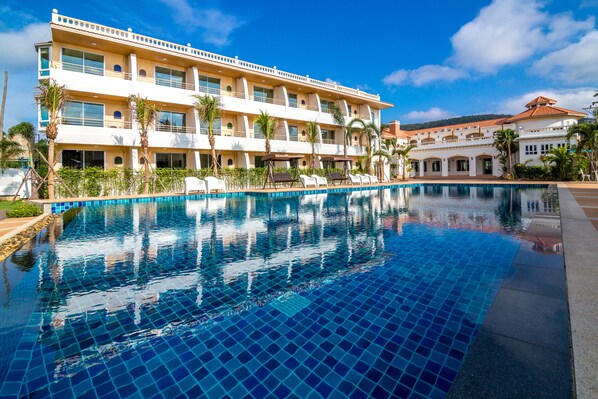 Outdoor pool - Villa Blanca Hotel & Restaurant (Tha Mai)