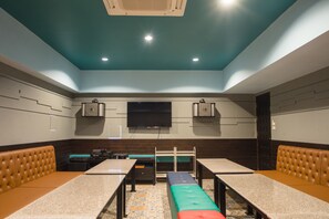 Breakfast, lunch, dinner served; Thai cuisine - Villa Blanca Hotel & Restaurant (Tha Mai)