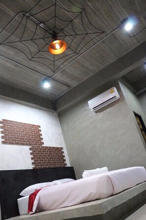 Deluxe Room | Safe på rommet, skrivebord, blendingsgardiner og wi-fi (inkludert)