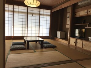 Family Room for 7 Guests with Shared Bathroom | Living area