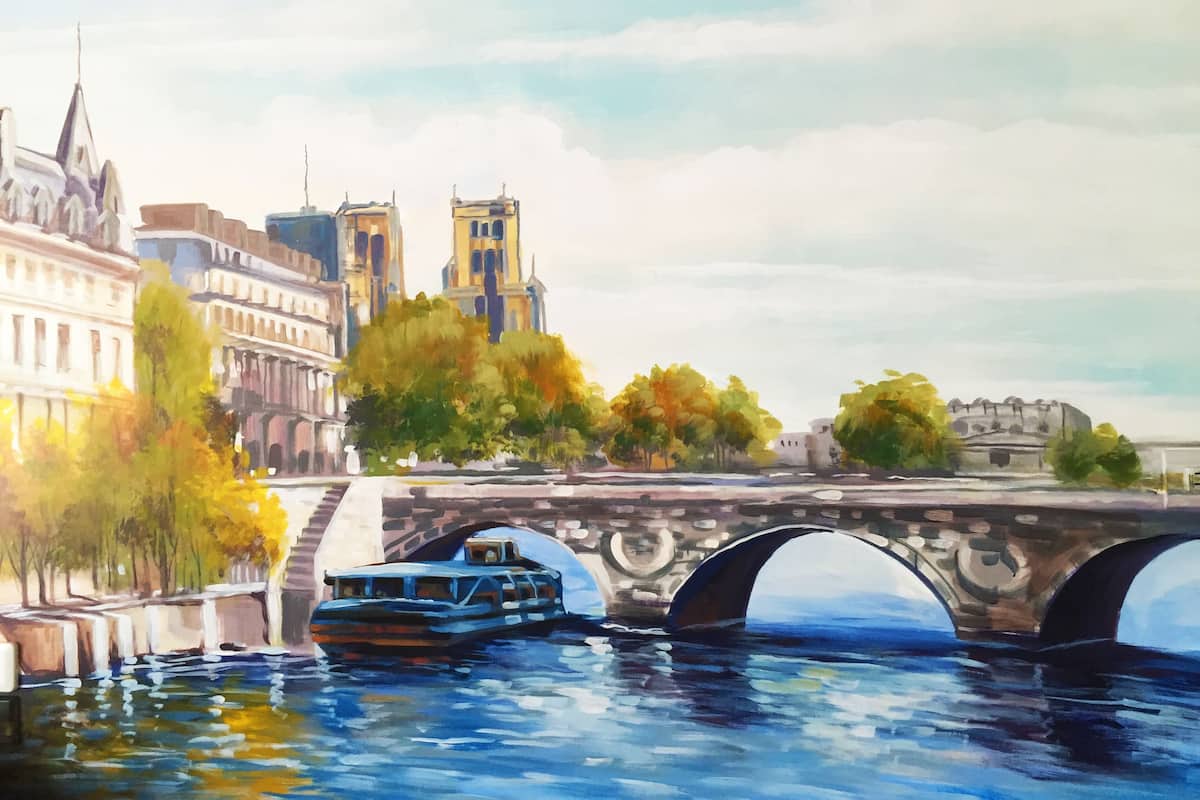 Um rio com um barco, uma ponte e edifícios, incluindo uma torre imponente.
