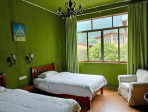 Select Comfort beds, desk, soundproofing, free WiFi - Yangshuo Eden Inn (Guilin)
