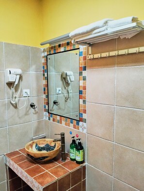 Double Room | Bathroom | Shower, free toiletries, hair dryer, slippers - Yangshuo Eden Inn (Guilin)