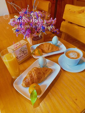 Daily cooked-to-order breakfast for a fee