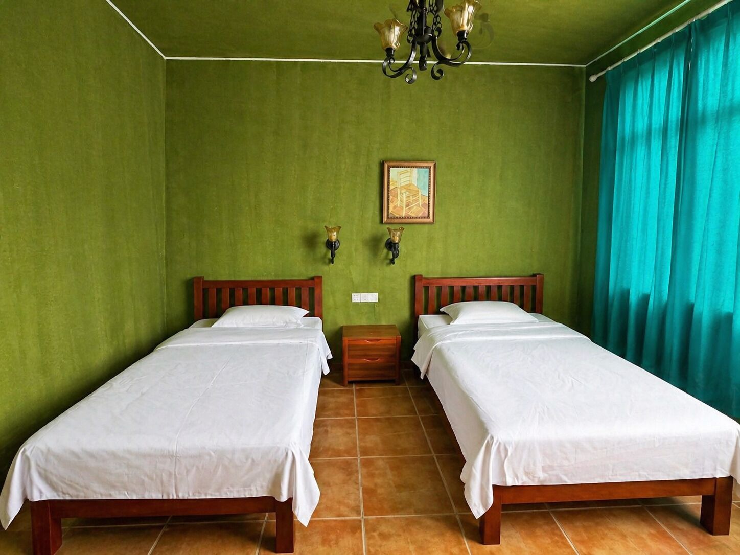 Ein Zimmer mit zwei Betten, einer Kristallleuchter, einem Gemälde und einem Fenster mit Vorhängen.
