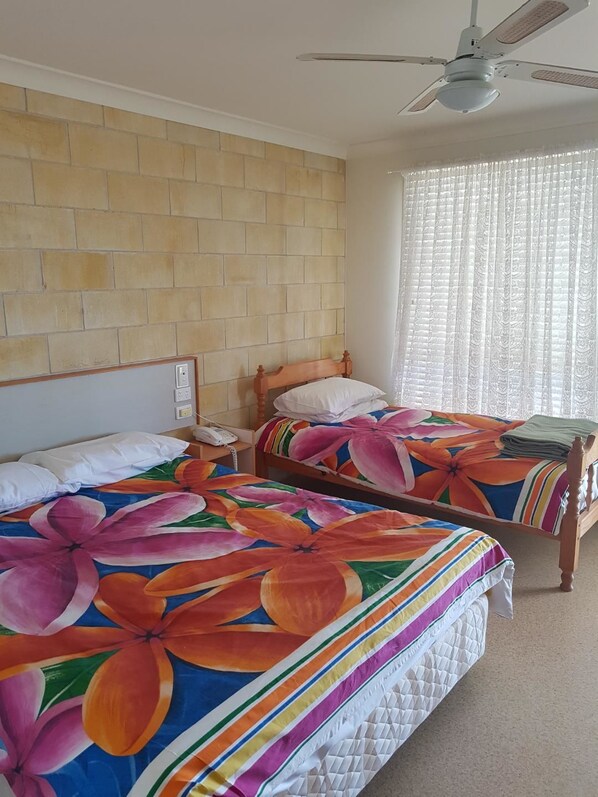 Twin Room | Desk, rollaway beds, bed sheets - A Country View Motel - Ilbilbie (Ilbilbie)