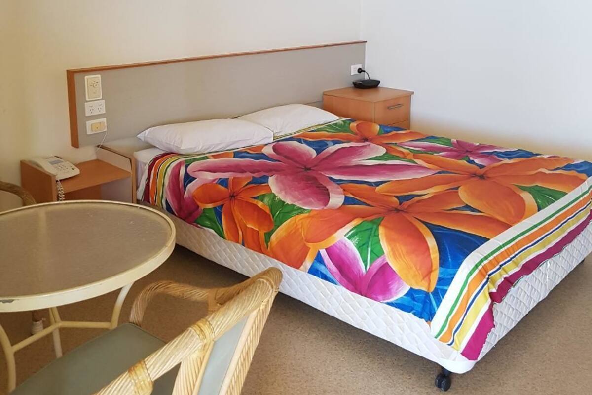 Rom, 1 queensize-seng | Skrivebord, ekstrasenger (mot et tillegg) og sengetøy
