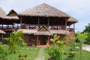 المنشأة من الخا رج