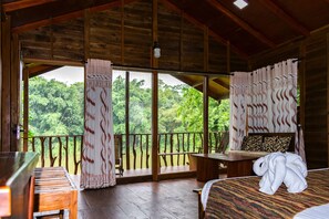 Romantisk hytte, 1 kingsize-seng, balkong, elveutsikt | Minibar, skrivebord, lydisolert og strykejern/-brett