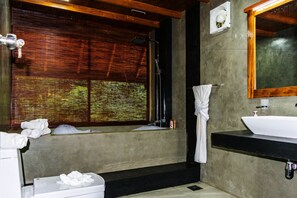 Cabana reial, 1 dormitori, no fumadors, vistes al riu | Bany | Dutxa, articles de tocador gratuïts, assecador de cabells i bidet 