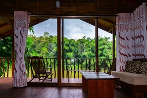 Romantisch huisje, 1 kingsize bed, balkon, uitzicht op rivier | Woonruimte | Een flatscreentelevisie